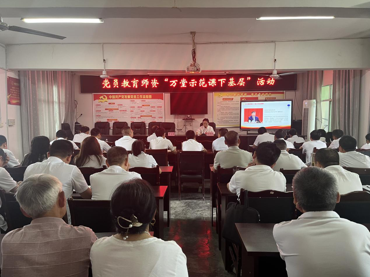 巴中市鑫匯農業(yè)服務有限公司赴天馬山鎮(zhèn)開展“萬堂示范課下基層”活動